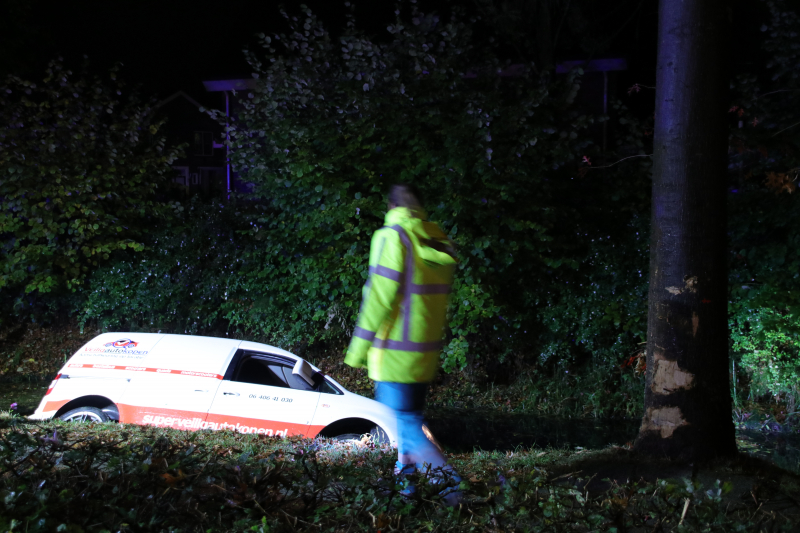 Automobilist raakt met voertuig te water, bestuurder onvindbaar
