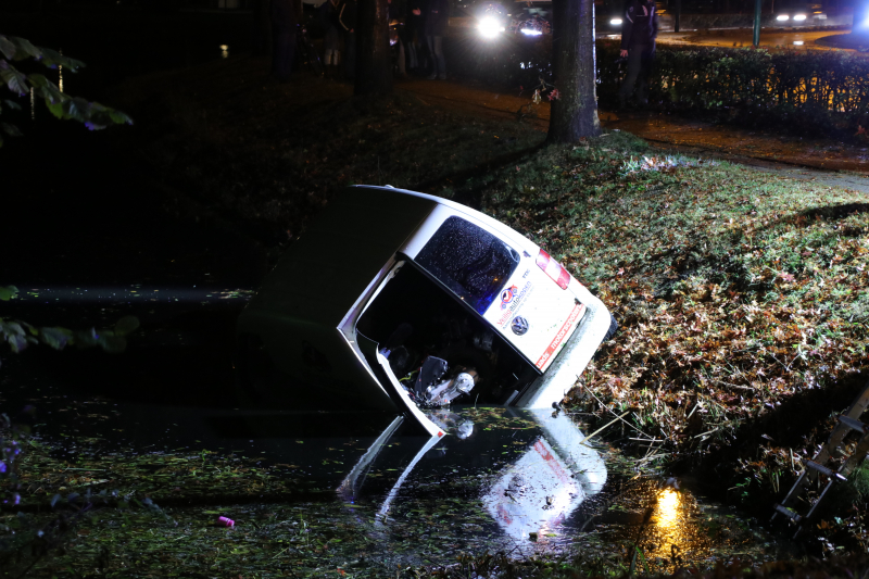 Automobilist raakt met voertuig te water, bestuurder onvindbaar