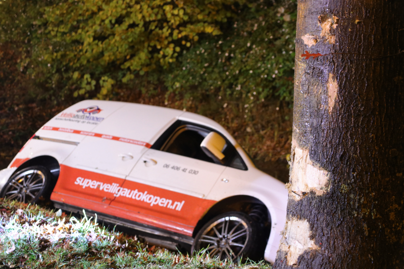 Automobilist raakt met voertuig te water, bestuurder onvindbaar