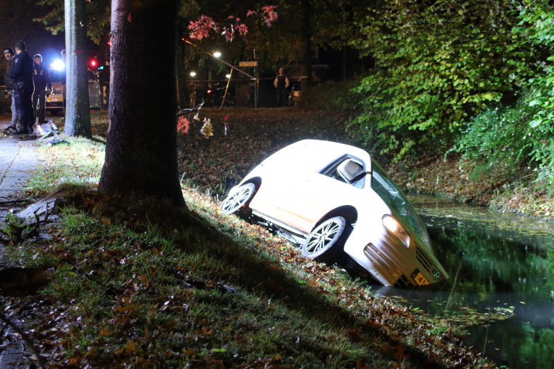 Automobilist raakt met voertuig te water, bestuurder onvindbaar