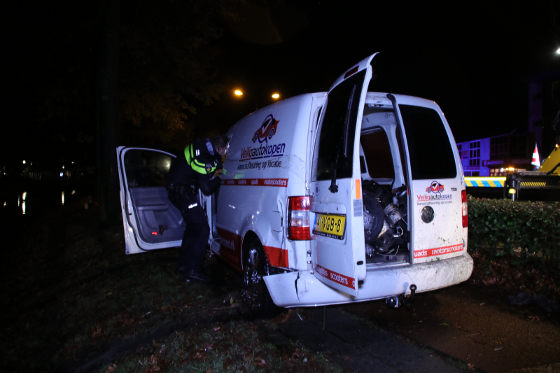 Automobilist raakt met voertuig te water, bestuurder onvindbaar