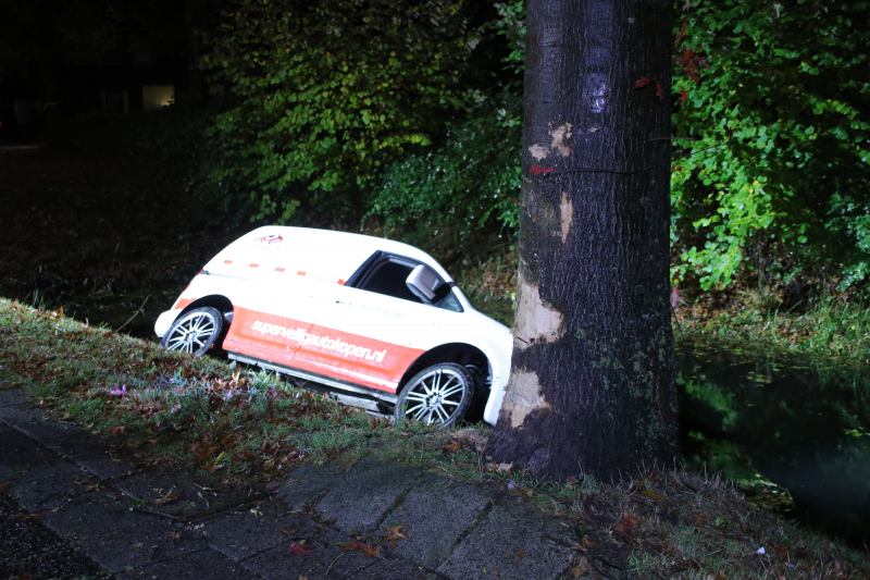 Automobilist raakt met voertuig te water, bestuurder onvindbaar