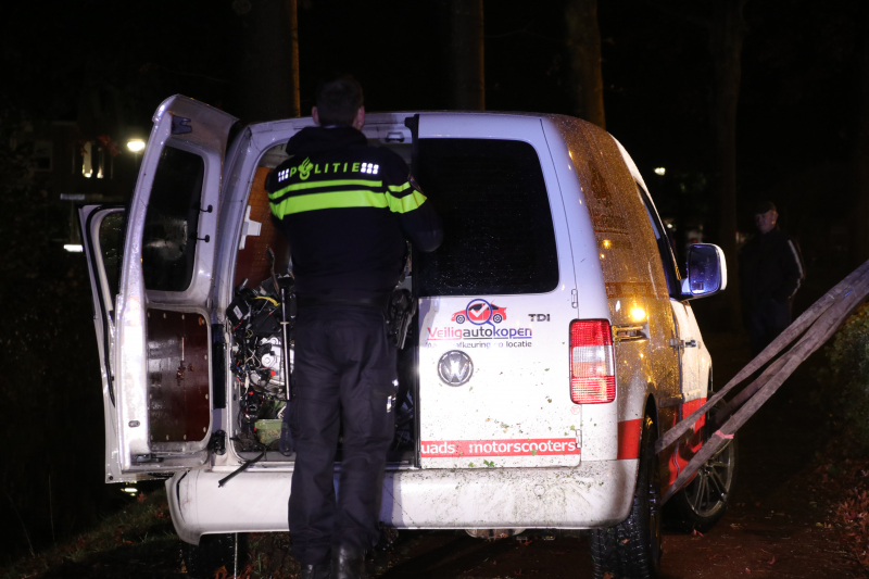 Automobilist raakt met voertuig te water, bestuurder onvindbaar