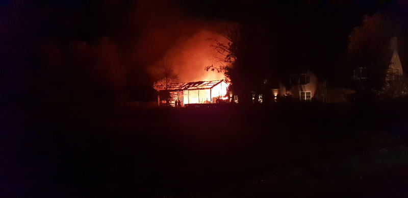 Schuur achter woning verwoest door uitslaande brand