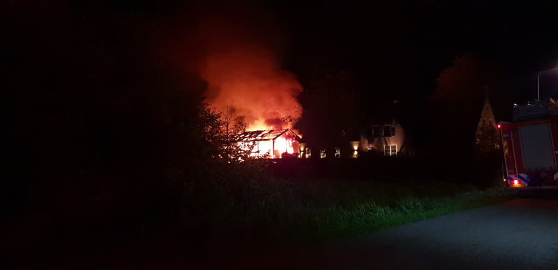 Schuur achter woning verwoest door uitslaande brand