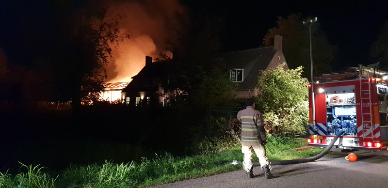 Schuur achter woning verwoest door uitslaande brand