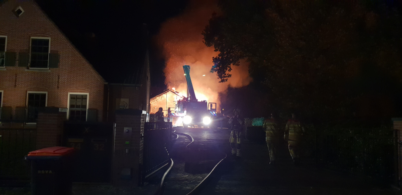 Schuur achter woning verwoest door uitslaande brand