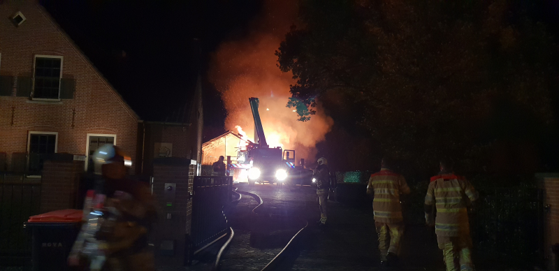 Schuur achter woning verwoest door uitslaande brand