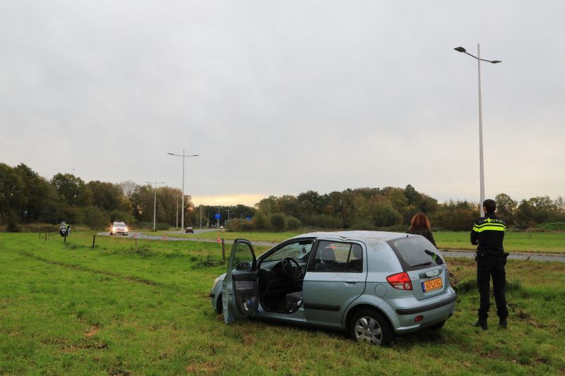 Auto slaat over de kop