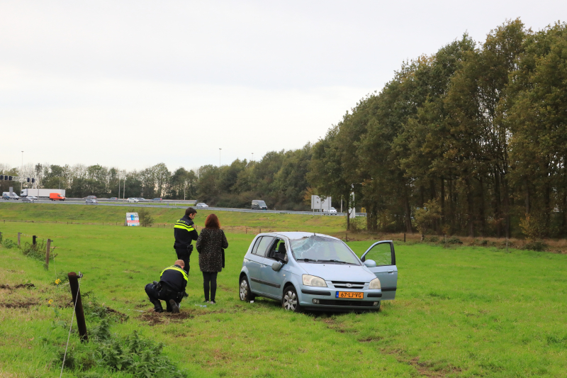 Auto slaat over de kop