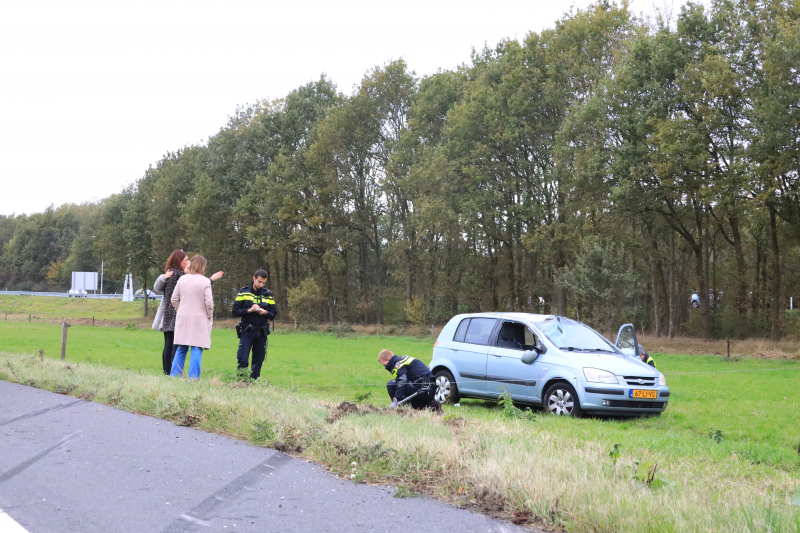 Auto slaat over de kop