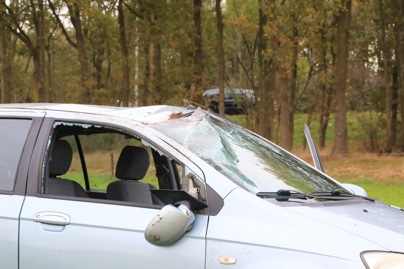 Auto slaat over de kop