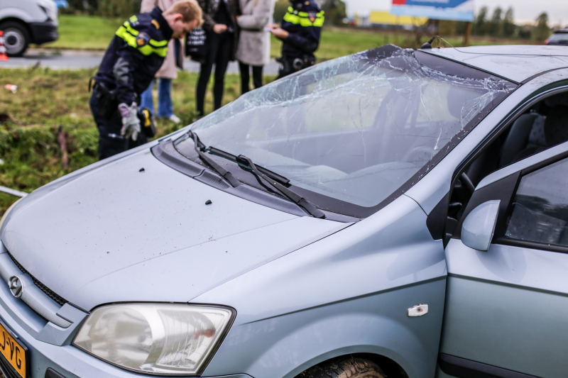 Auto slaat over de kop