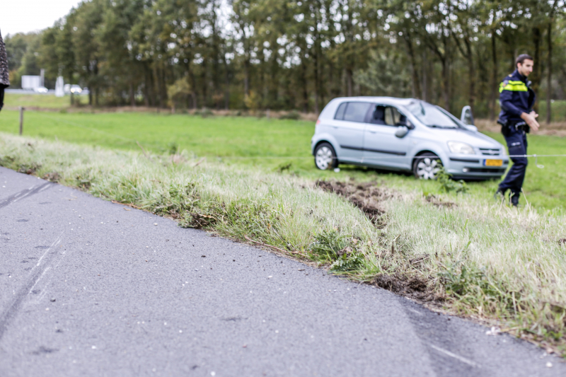 Auto slaat over de kop