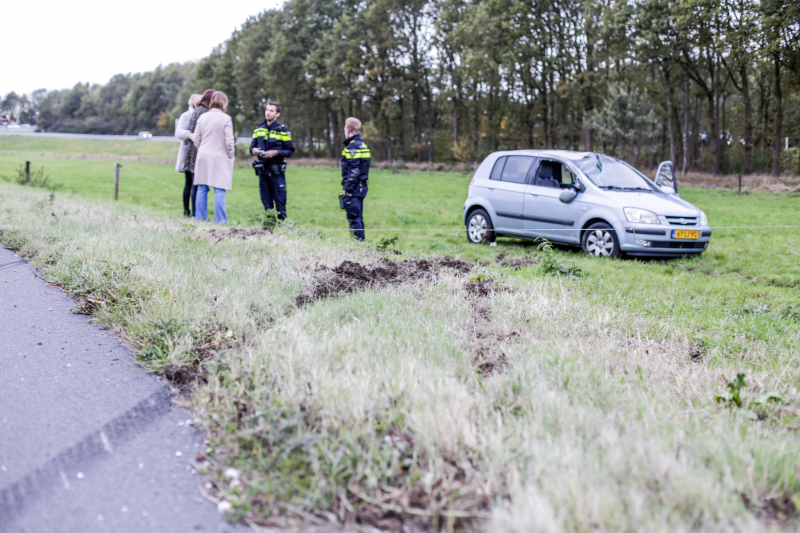 Auto slaat over de kop