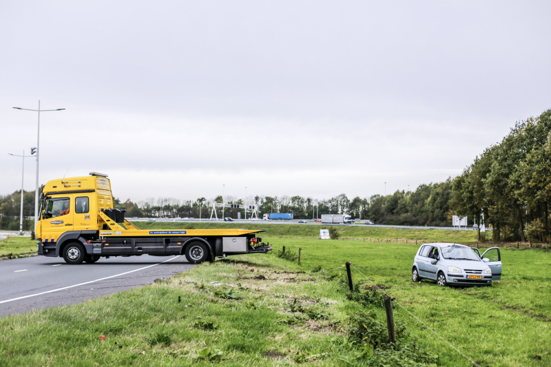 Auto slaat over de kop