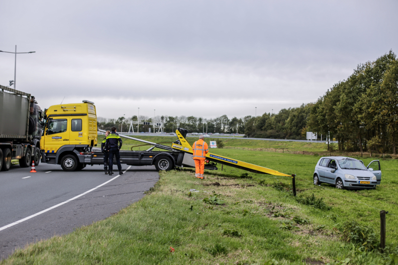 Auto slaat over de kop