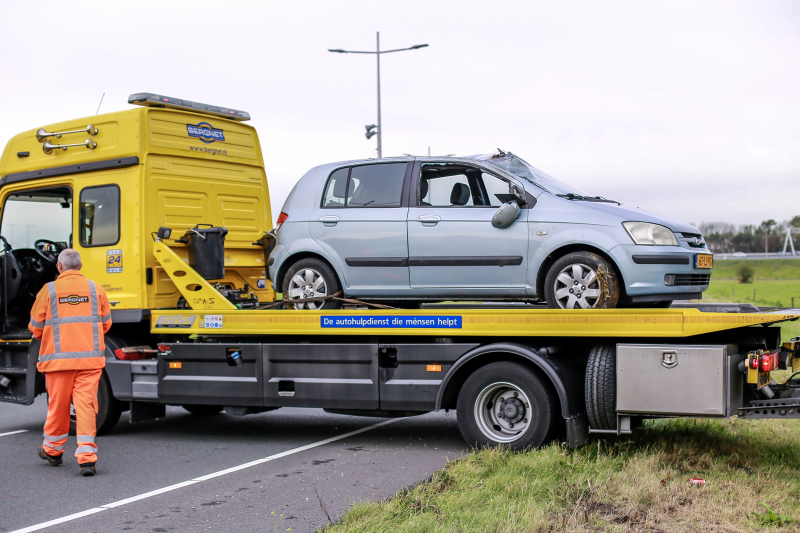 Auto slaat over de kop