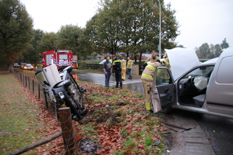 Auto belandt ondersteboven in sloot na botsing met bestelwagen