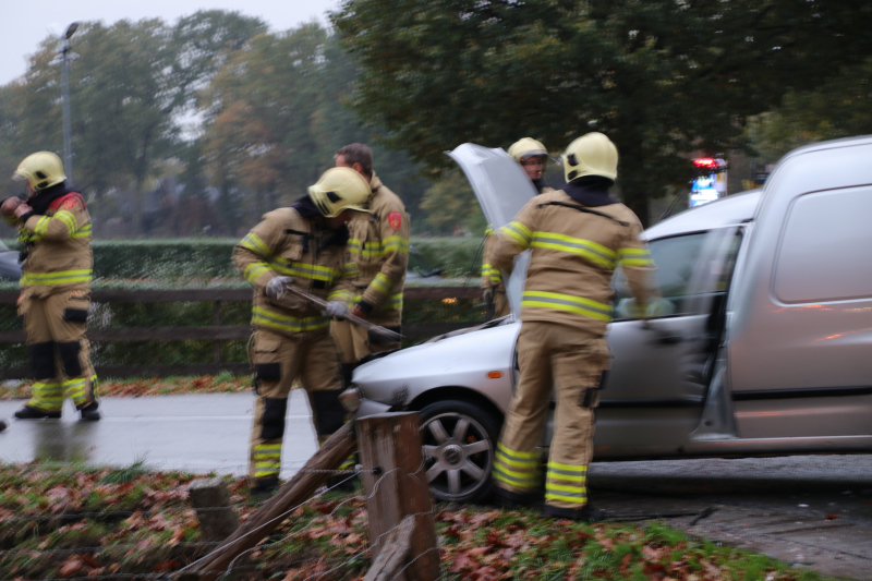 Auto belandt ondersteboven in sloot na botsing met bestelwagen
