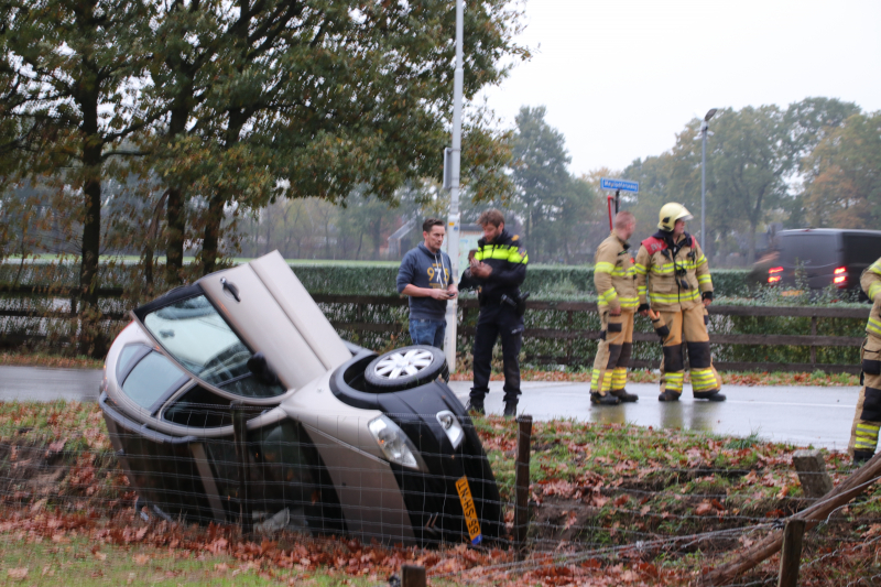 Auto belandt ondersteboven in sloot na botsing met bestelwagen