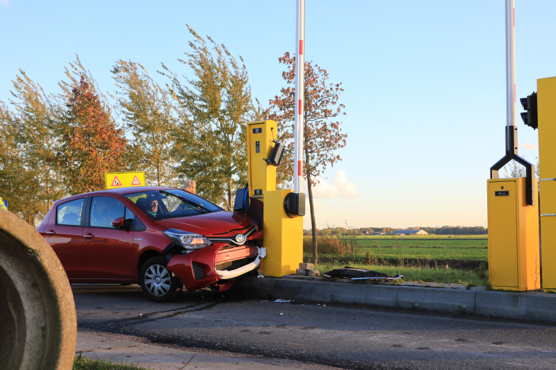 Bestuurder ramt slagboom