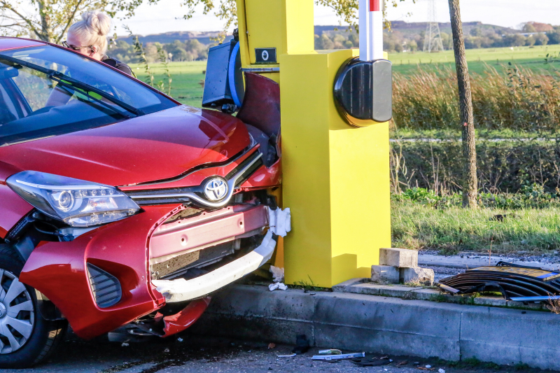 Bestuurder ramt slagboom