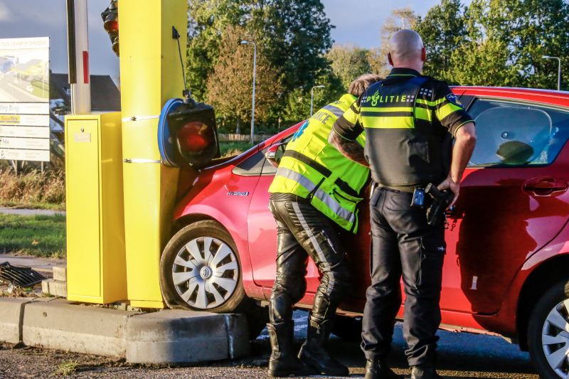 Bestuurder ramt slagboom