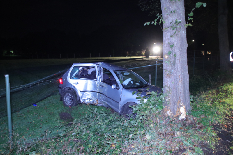 Bestuurder ramt boom