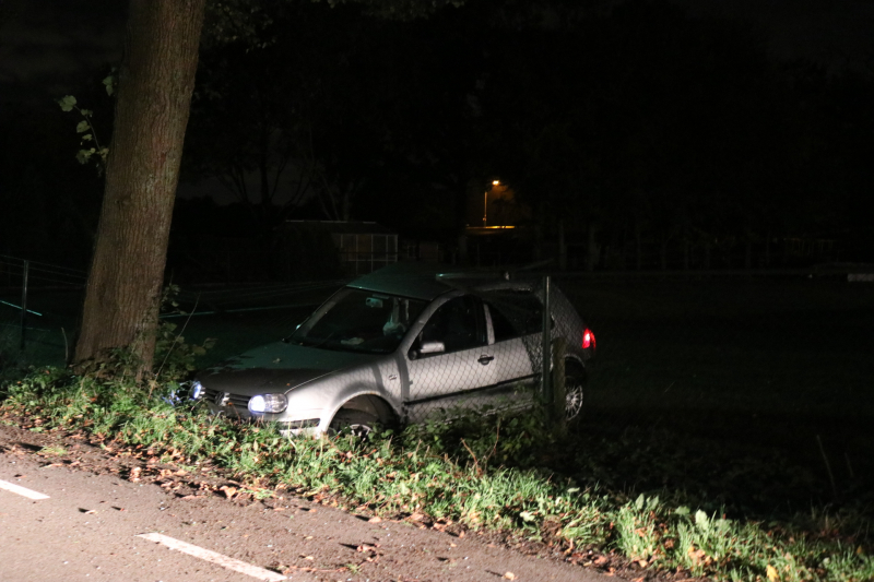 Bestuurder ramt boom