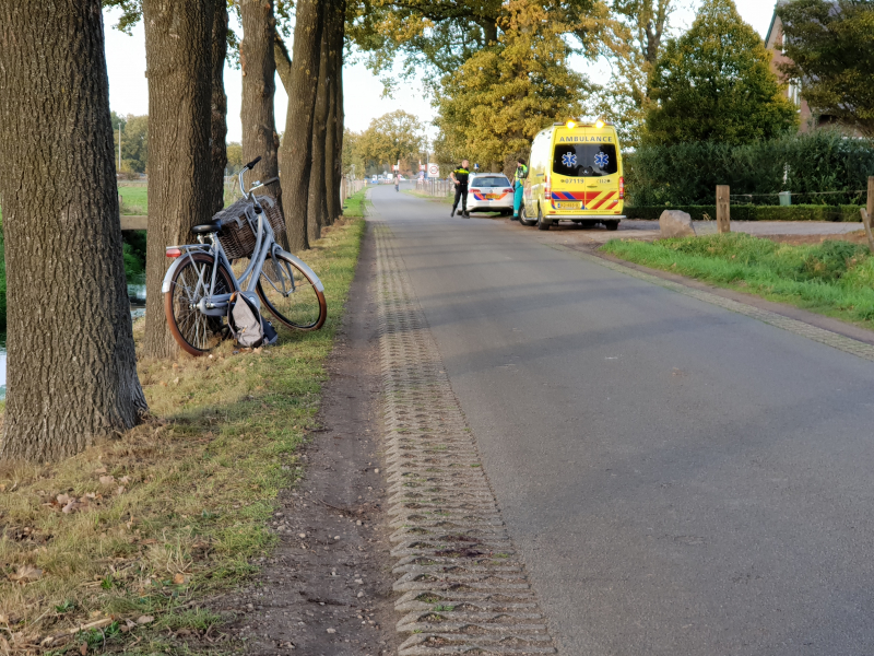 Scholier op fiets ten val