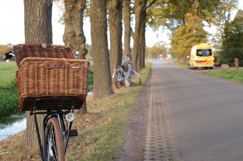 Scholier op fiets ten val