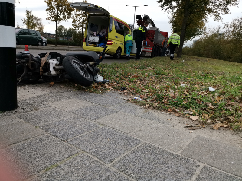 Scooterrijder gewond na aanrijding met vrachtwagen