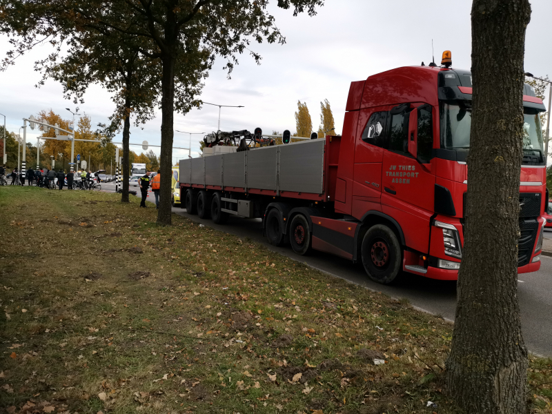 Scooterrijder gewond na aanrijding met vrachtwagen