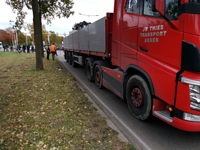 Scooterrijder gewond na aanrijding met vrachtwagen
