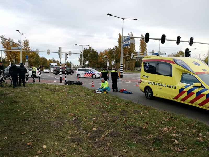Scooterrijder gewond na aanrijding met vrachtwagen