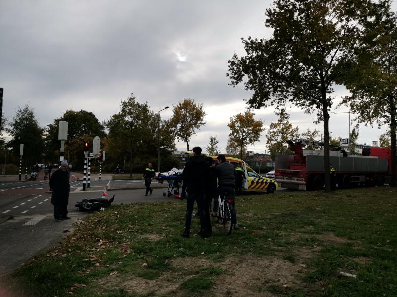 Scooterrijder gewond na aanrijding met vrachtwagen