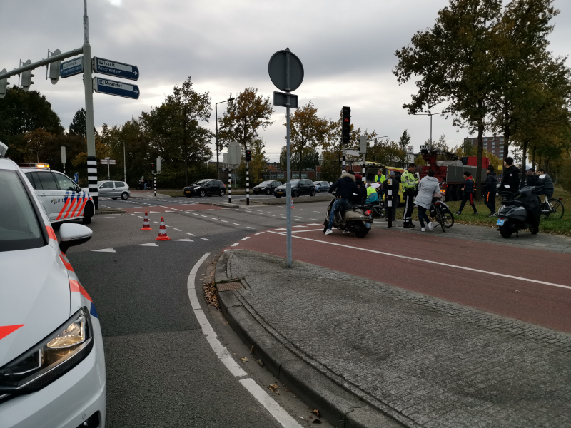 Scooterrijder gewond na aanrijding met vrachtwagen
