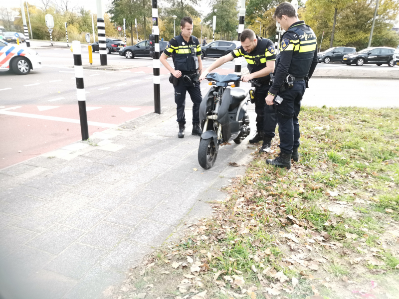 Scooterrijder gewond na aanrijding met vrachtwagen