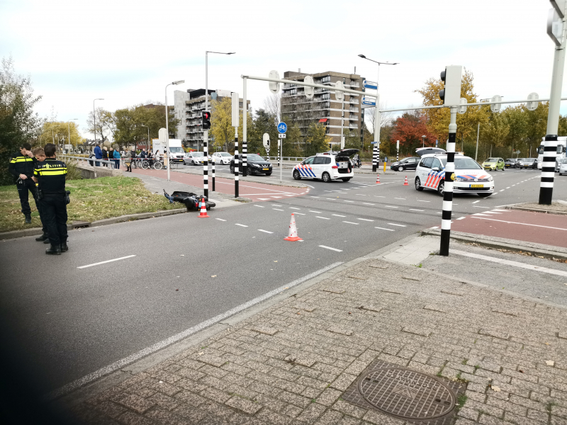 Scooterrijder gewond na aanrijding met vrachtwagen