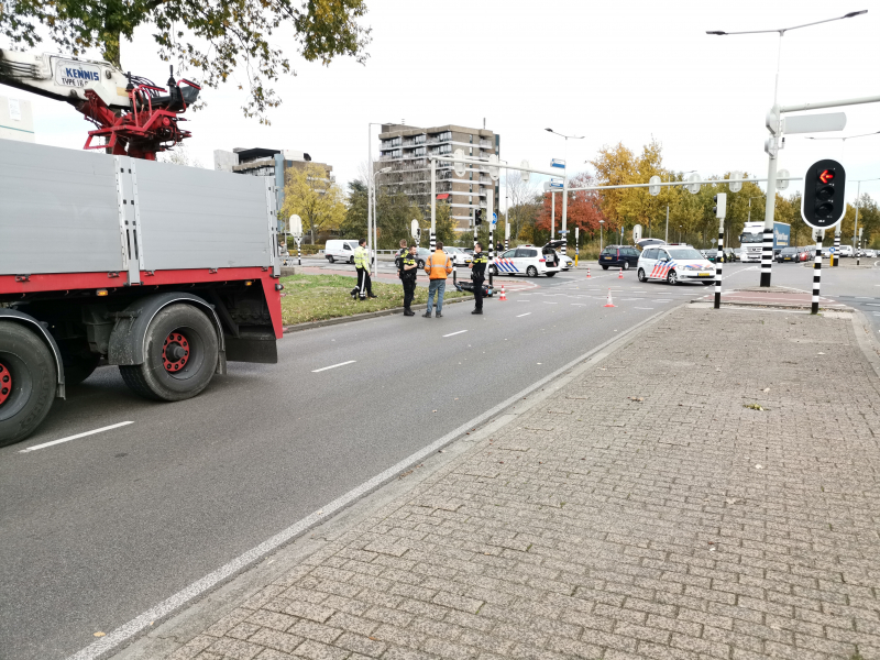Scooterrijder gewond na aanrijding met vrachtwagen