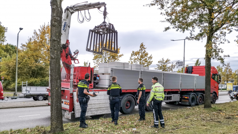 Scooterrijder gewond na aanrijding met vrachtwagen