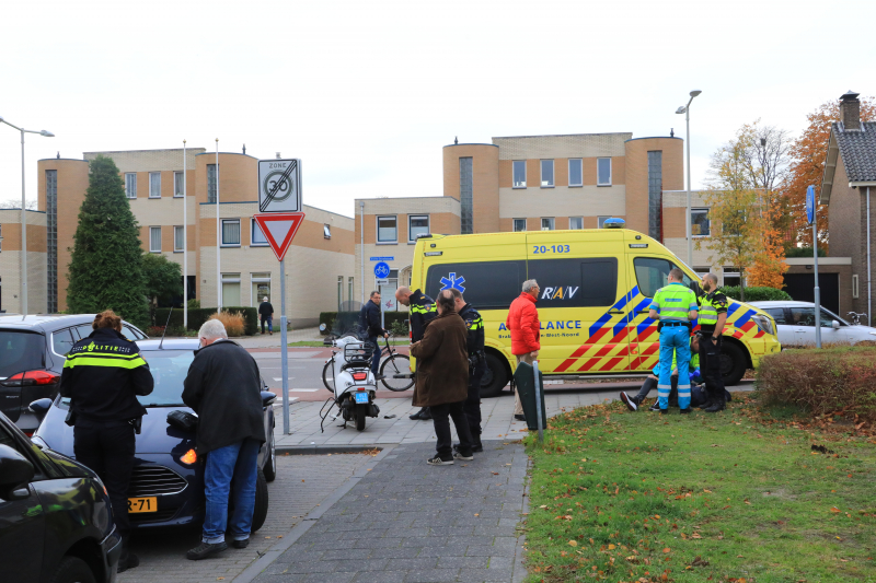 Afslaande auto ziet scooterrijder over het hoofd