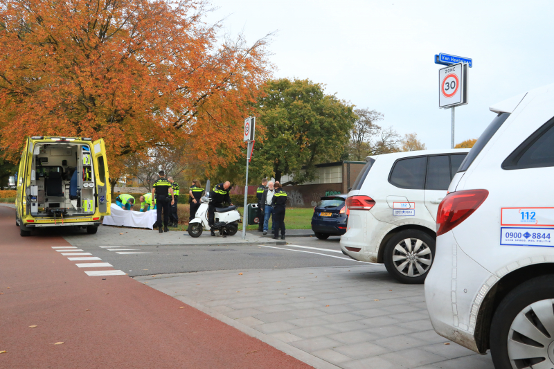Afslaande auto ziet scooterrijder over het hoofd