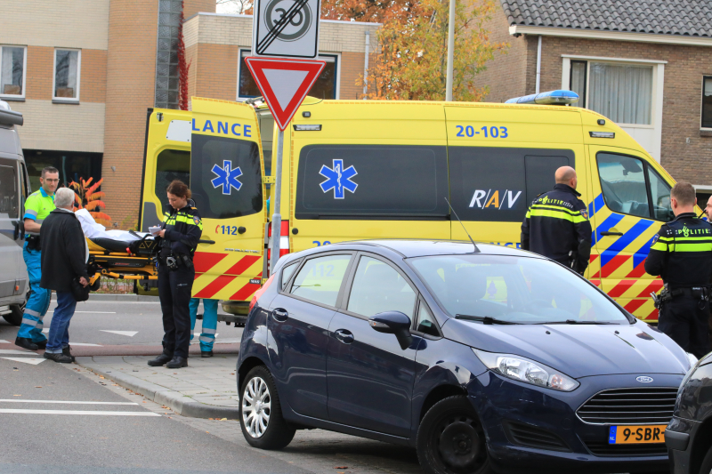 Afslaande auto ziet scooterrijder over het hoofd