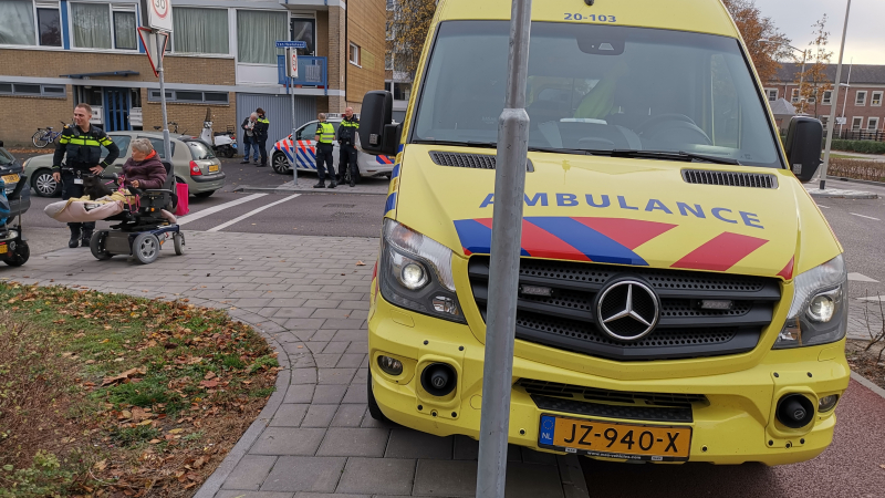 Afslaande auto ziet scooterrijder over het hoofd