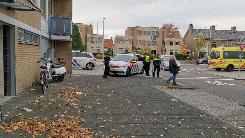 Afslaande auto ziet scooterrijder over het hoofd