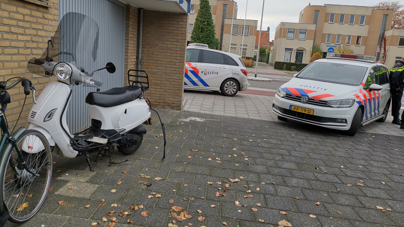 Afslaande auto ziet scooterrijder over het hoofd