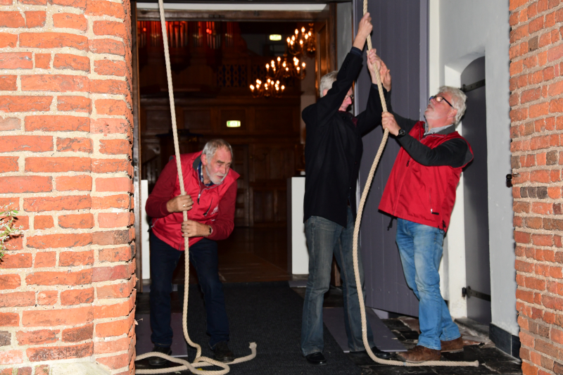Wethouder luidt met klokkenluidersgilde ter nagedachtenis WO1