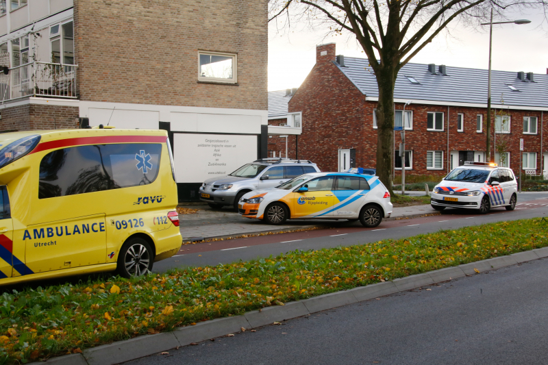 Scholiere flink onderuit op glad wegdek